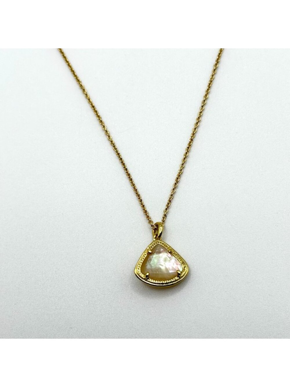Kendra Scott Elisa Gold Necklace With Iridescent Mother-Of-Pearl Pendant - Picture 3 of 6